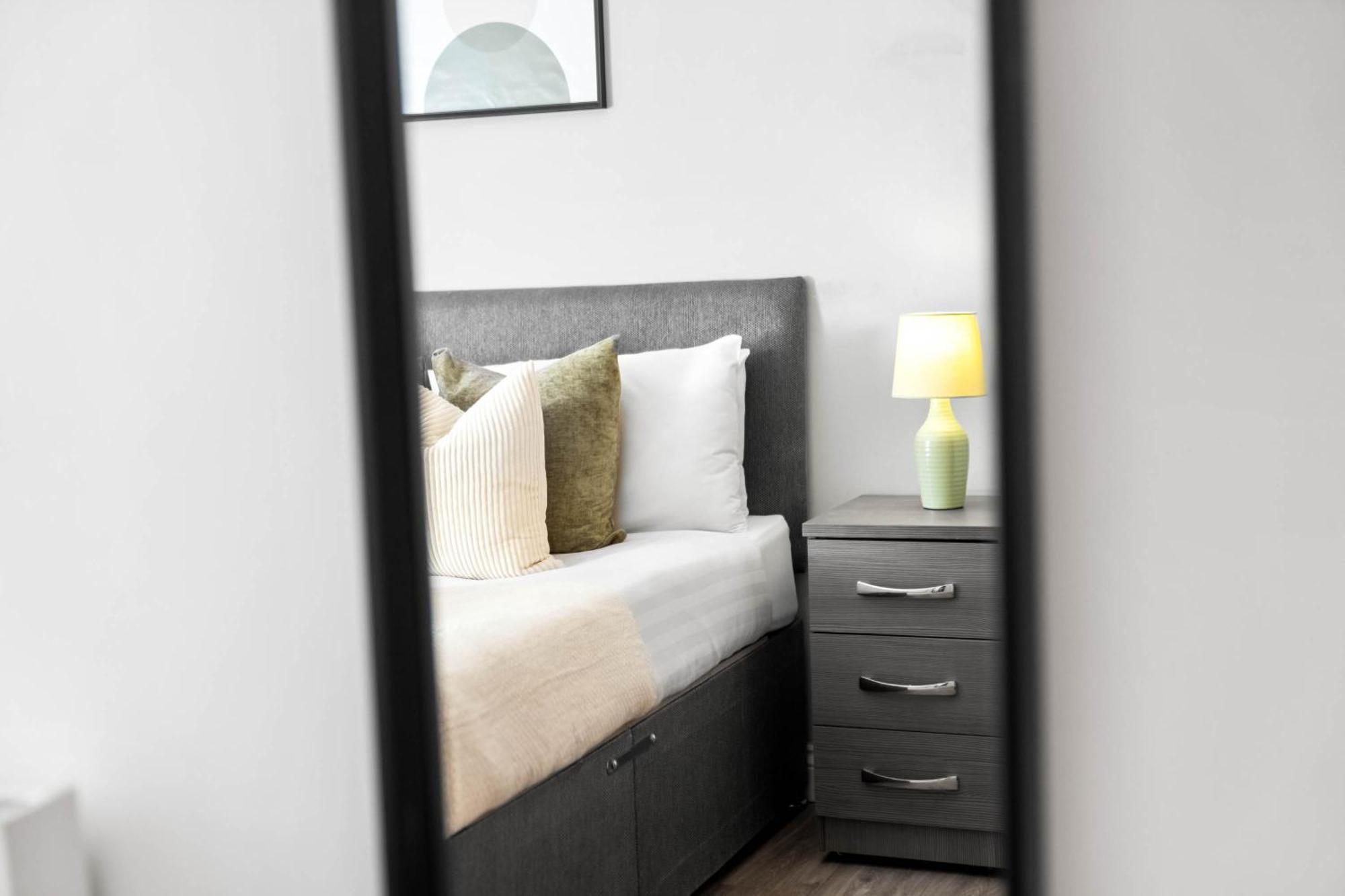Luxury Two Bedroom - Secure Parking - Centre - 195m Apartment *