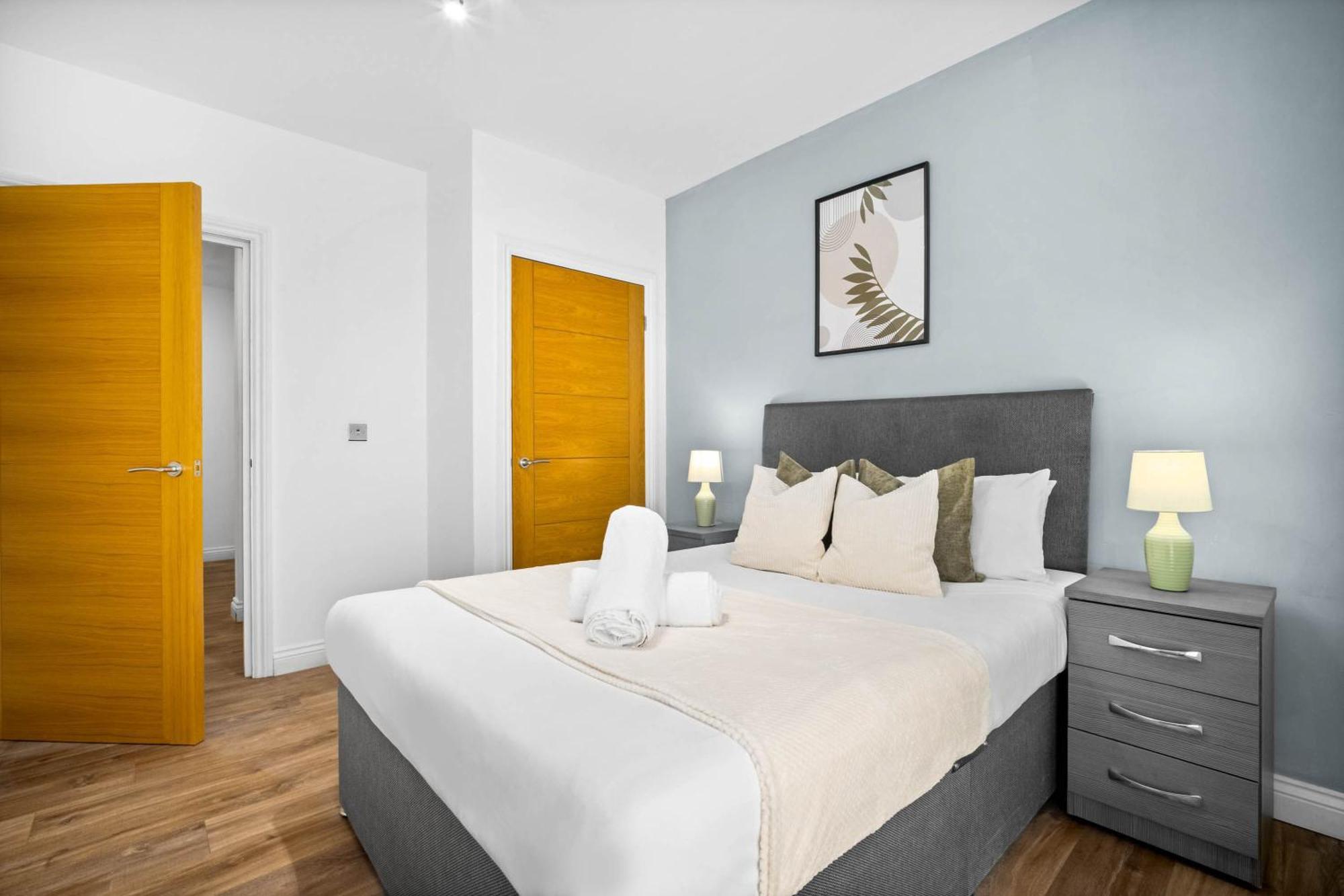 Apartment Luxury Two Bedroom - Secure Parking - Centre - 195m *