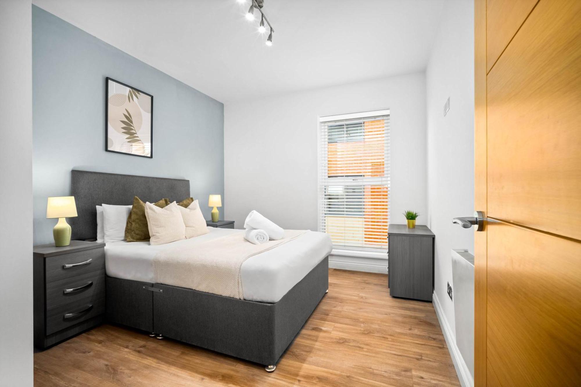 Apartment Luxury Two Bedroom - Secure Parking - Centre - 195m