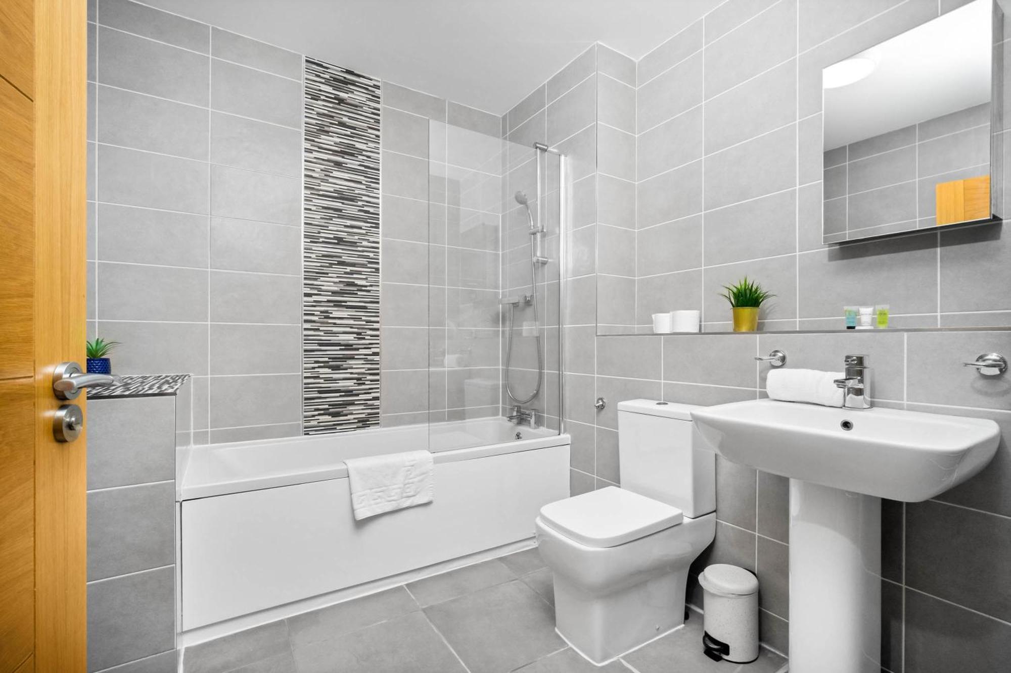 Apartment Luxury Two Bedroom - Secure Parking - Centre - 195m